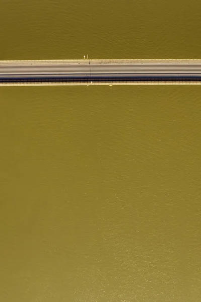 Bovenaanzicht vanuit de lucht van de brug over de rivier — Stockfoto