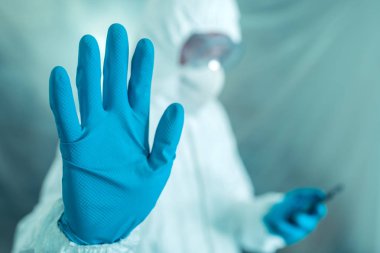 Epidemiyoloji uzmanı Coronavirüs konseptinde el işaretini durdurmayı öneriyor.