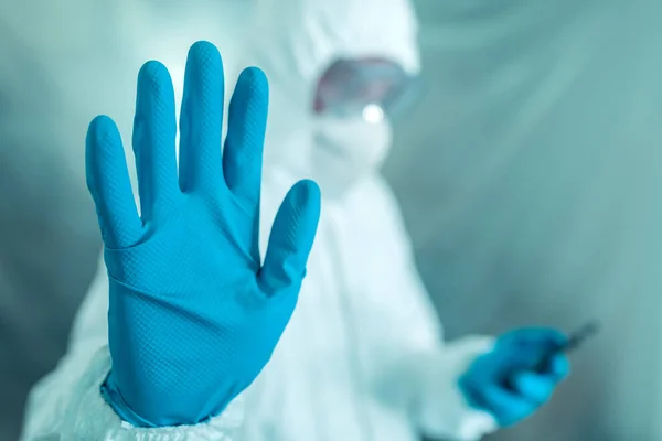 Επιδημιολόγος gesturing stop hand sign in coronavirus έννοια — Φωτογραφία Αρχείου