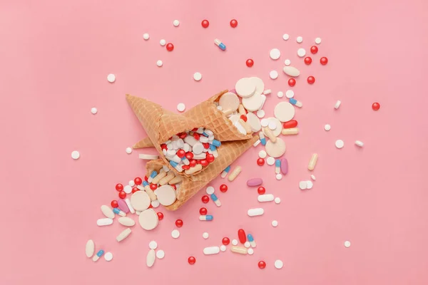 Tabletten und Kapseln in Eistüten — Stockfoto