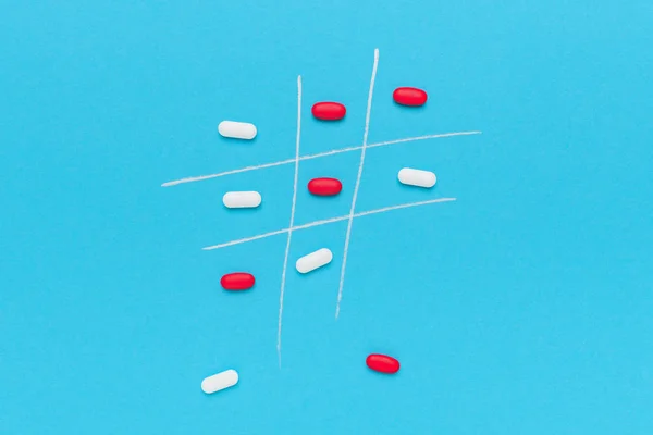Juego de tic tac toe con pastillas para tabletas — Foto de Stock