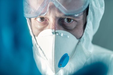 Koronavirüs konseptinde endişeli bir epidemiyologun portresi.