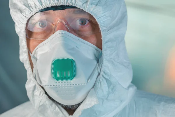 Retrato de virologista masculino com máscara protetora, óculos e cl — Fotografia de Stock