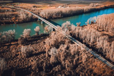 Sırbistan 'da Tisa nehri ile düz manzaranın havadan görünüşü
