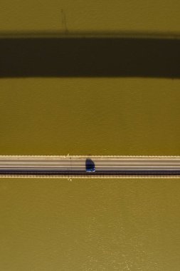 Köprüden geçen nehrin üstündeki trafiğin havadan görüntüsü