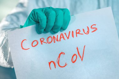 Epidemiyoloji uzmanı elinde Coronavirus bcov kağıt pankartı tutuyor.