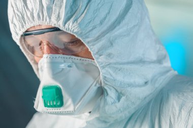 Endişeli epidemiyoloji uzmanı, yakın plan portre