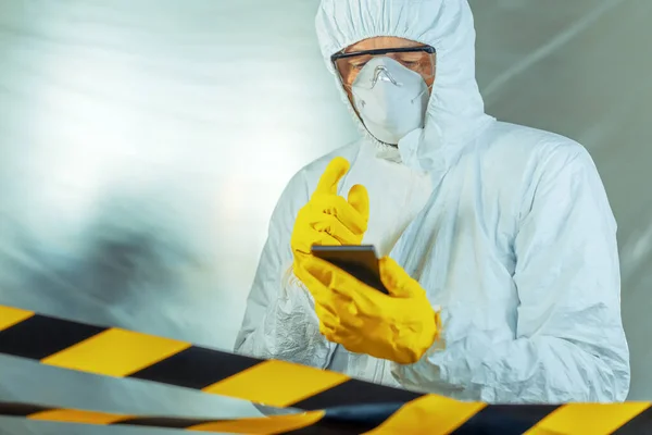 Epidemiologist using smartphone in hospital virus infection quar — Stock Photo, Image