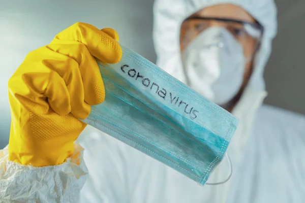 Epidemiyoloji uzmanı Coronavirus solunum maskesi tutuyor. — Stok fotoğraf