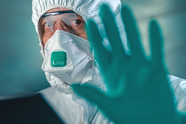 Епідеміолог жест Стоп знак руки в коронавірусному карантині — стокове фото