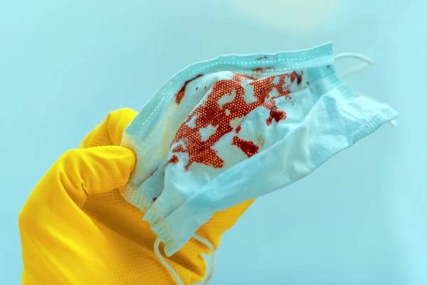 Travailleur médical jetant masque respirateur visage protecteur sanglant — Photo