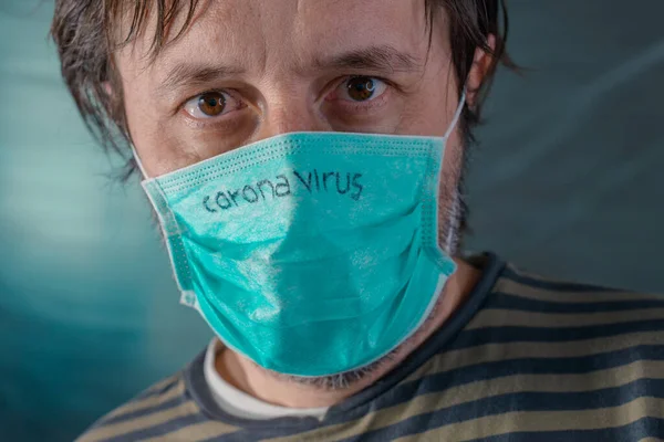 Coronavirus giyen adam koruyucu maske takıyor. — Stok fotoğraf