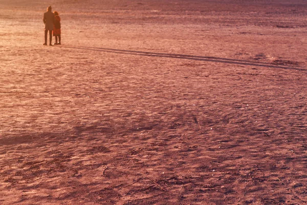 Couple à la plage de sable fin au coucher du soleil — Photo