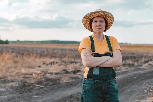 Female corn farmer looking over cornfield — Stock Photo, Image