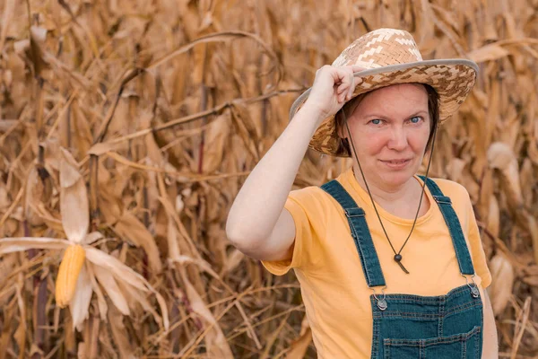 Retrato de agricultora de maíz en el campo — Foto de Stock