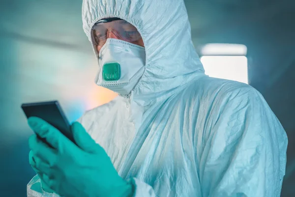 Epidemiyoloji uzmanı Wuhan Coronavirüs karantinasında akıllı telefon kullanıyor. — Stok fotoğraf