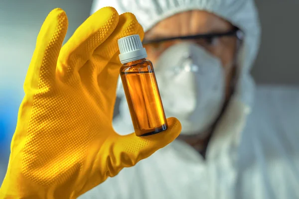 Medical worker holding glass bottle of syrup — Stock Photo, Image