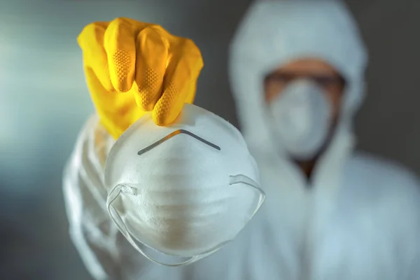 Trabalhador médico dando máscara respiradora protetora de uso único — Fotografia de Stock