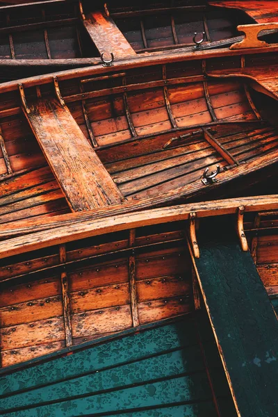 Bote de remos de madera en el lago Bohinj —  Fotos de Stock