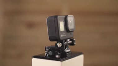 Novi Sad, Sırbistan, 15 Şubat. 2020: Gopro Hero 8 Siyahi Eylem Kamerası Dönen stantta, illüstrasyon editoryel