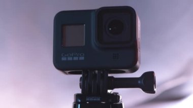 Novi Sad, Sırbistan, 15 Şubat. 2020: Gopro Hero 8 Siyahi Eylem Kamerası Dönen stantta, illüstrasyon editoryel
