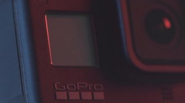 Novi Sad, Sırbistan, 15 Şubat. 2020: Gopro Hero 8 Siyahi Eylem Kamerası Dönen stantta, illüstrasyon editoryel