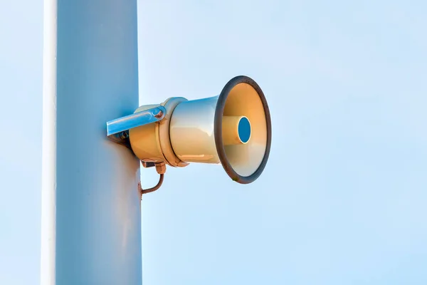 Gatuhögtalare megafon monterad på stolpen — Stockfoto