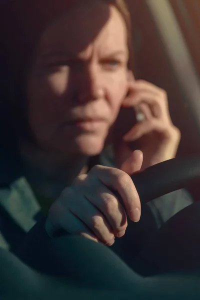 3.女商人在车上用手机交谈 — 图库照片
