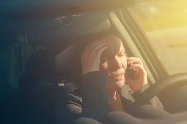 Mujer de negocios hablando por teléfono móvil en el coche — Foto de Stock