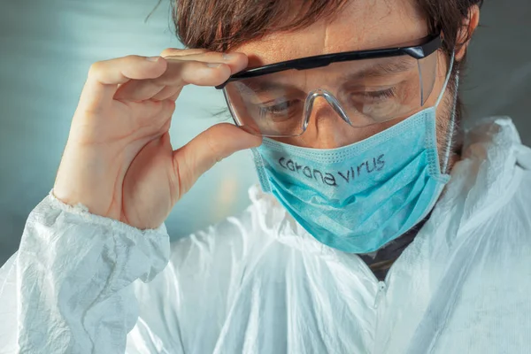 Coronavirus arcvédő maszkot viselő egészségügyi dolgozó — Stock Fotó