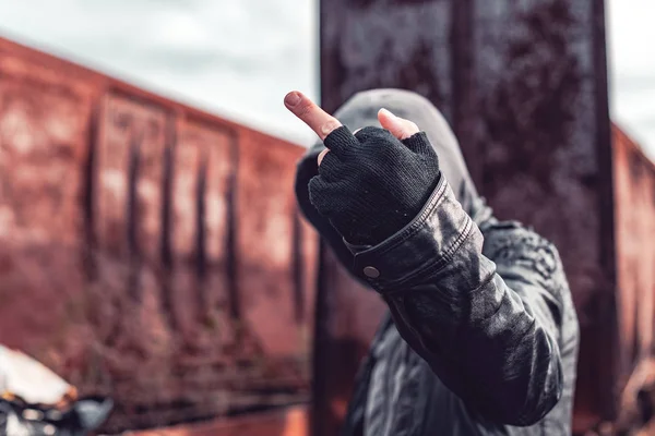 Drogensüchtiger gestikuliert mit Mittelfinger — Stockfoto