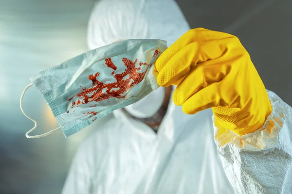Lucrător medical care elimină masca de protecție a feței sângeroase — Fotografie, imagine de stoc