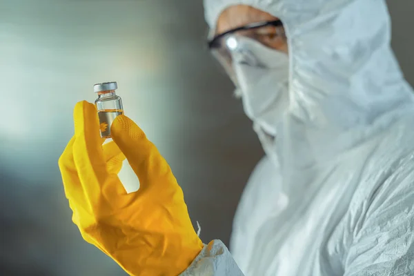 Медичний працівник тримає вакцину стерильну пляшку сироватки — стокове фото