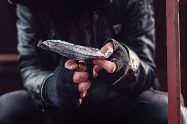 Alüminyum folyoda afyon tüttüren uyuşturucu bağımlısı