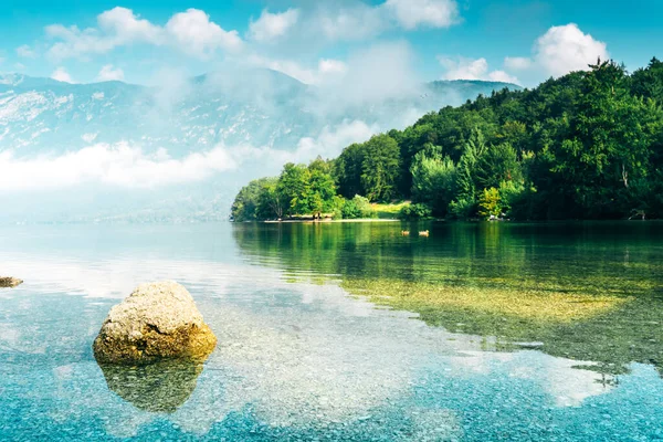 Bohinj jezero ve Slovinsku, nádherná malebná letní krajina — Stock fotografie