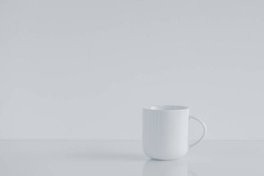 Beyaz çay fincanı parlak beyaz kopya alanı ile maket yapar