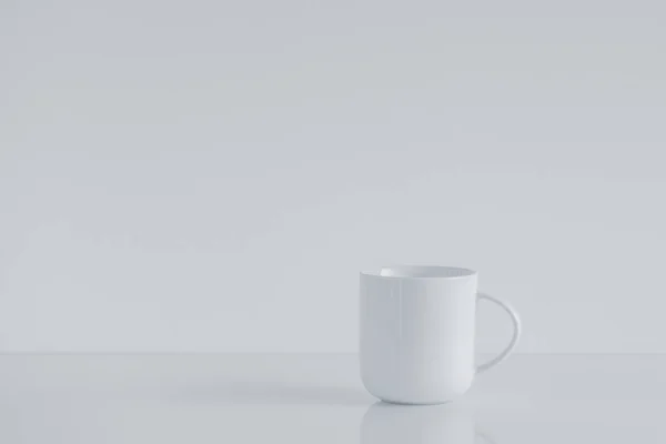 Біла Чашка Глузує Яскраво Білим Простором Копіювання — стокове фото