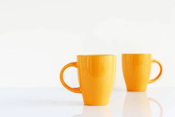 Dois Copos Café Amarelo Mock Com Parede Branca Como Espaço — Fotografia de Stock