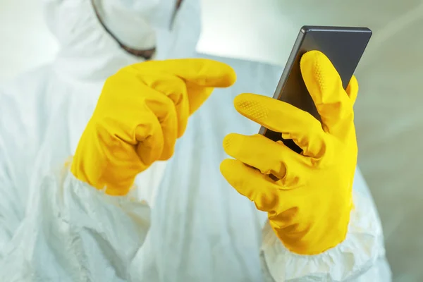 Epidemiologista Usando Smartphone Quarentena Infecção Por Vírus Hospitalar Foco Seletivo — Fotografia de Stock