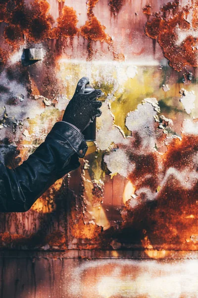 Бездомный Рисует Старый Вагон Аэрозолем Неузнаваемый Мужчина Закрывает Руку Концептуальном — стоковое фото