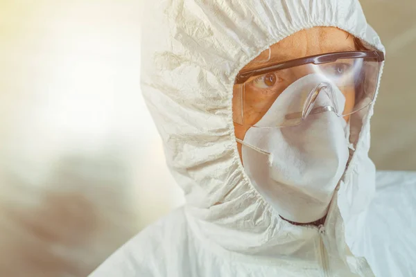 Pekerja Medis Terganggu Dalam Pakaian Pelindung Karantina Rumah Sakit — Stok Foto