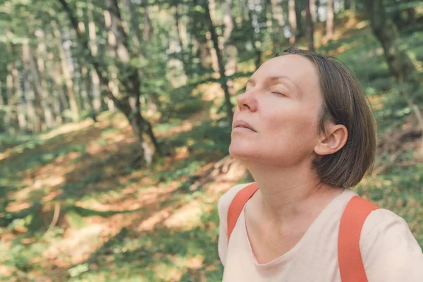 Женщина Туристка Дышит Свежим Воздухом Лесу Наслаждается Расслабляющей Прогулкой Лесу — стоковое фото