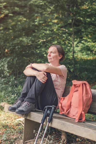 Senderista Descansando Banco Parque Después Caminar Por Bosque — Foto de Stock