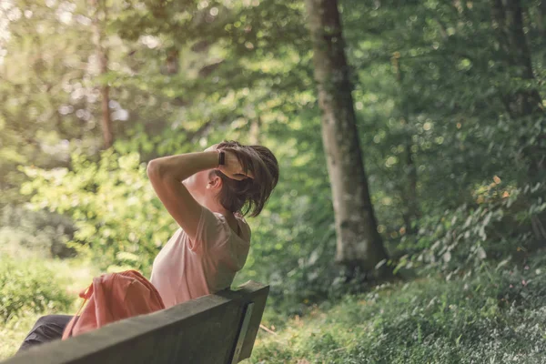 Wanderin Ruht Sich Nach Wanderung Durch Wald Auf Bank Park — Stockfoto