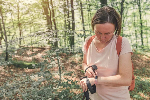 Kvinnlig Vandrare Kontrollerar Smart Fitness Tracker Medan Vandrar Genom Skogen — Stockfoto