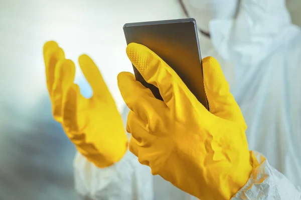 Epidemiologist Menggunakan Smartphone Dalam Karantina Infeksi Virus Rumah Sakit Fokus — Stok Foto