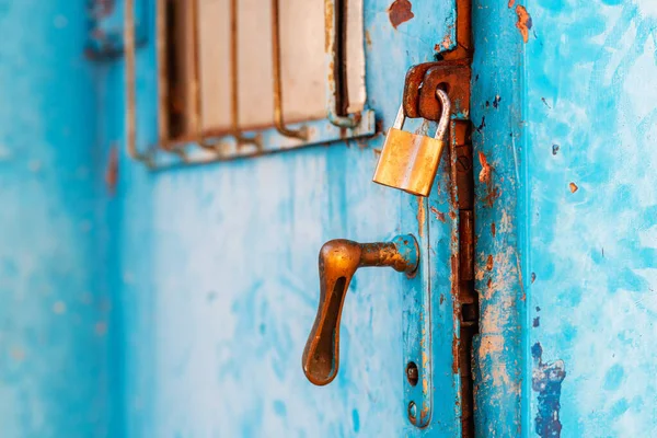 Old Metal Industrial Door Locked Brass Padlock Elective Focus — Stock Photo, Image