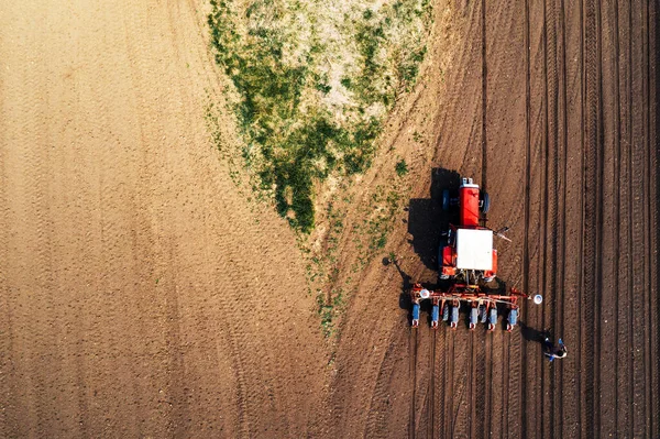 Landwirt Und Traktor Mit Sämaschine Von Drohne Pov Luftaufnahme Des — Stockfoto