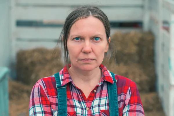 Sério Preocupado Agricultor Posando Fazenda Trabalhadora Agrícola Mulher Confiante Vestindo — Fotografia de Stock