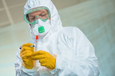Epidemiyoloji uzmanı virüs karantinasında tıbbi numune üzerine yazı yazıyor.